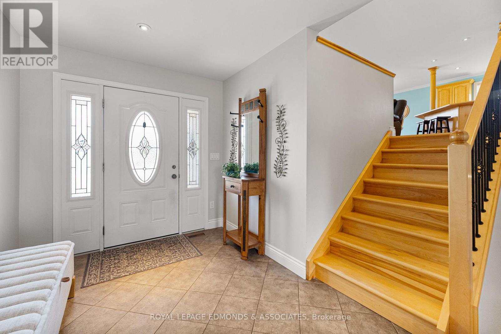 220 Bardis Drive, Laurentian Valley, Ontario  K8B 1C1 - Photo 7 - X12313283
