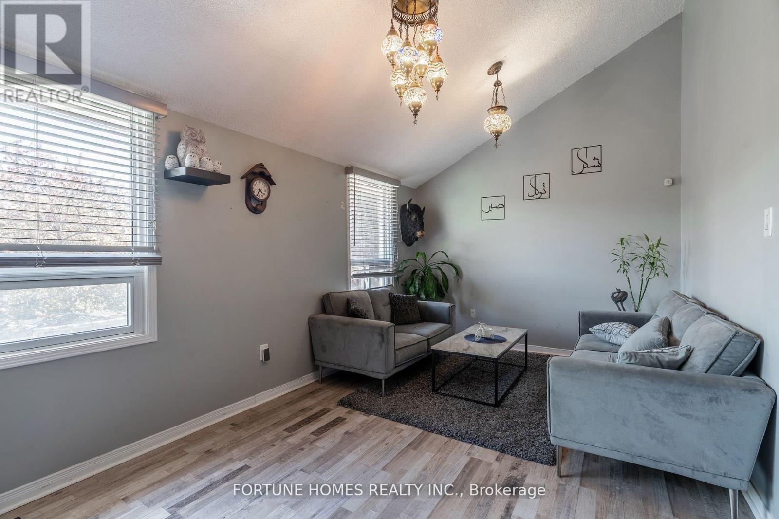 21 Garden Avenue, Brampton, Ontario  L6X 1M4 - Photo 16 - W12312849