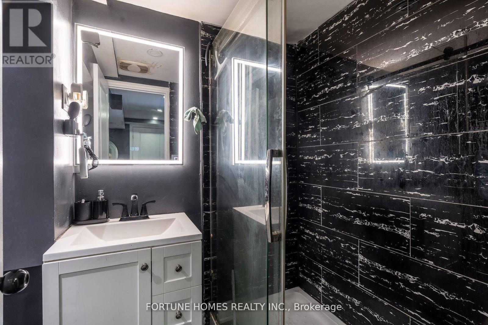 21 Garden Avenue, Brampton, Ontario  L6X 1M4 - Photo 31 - W12312849