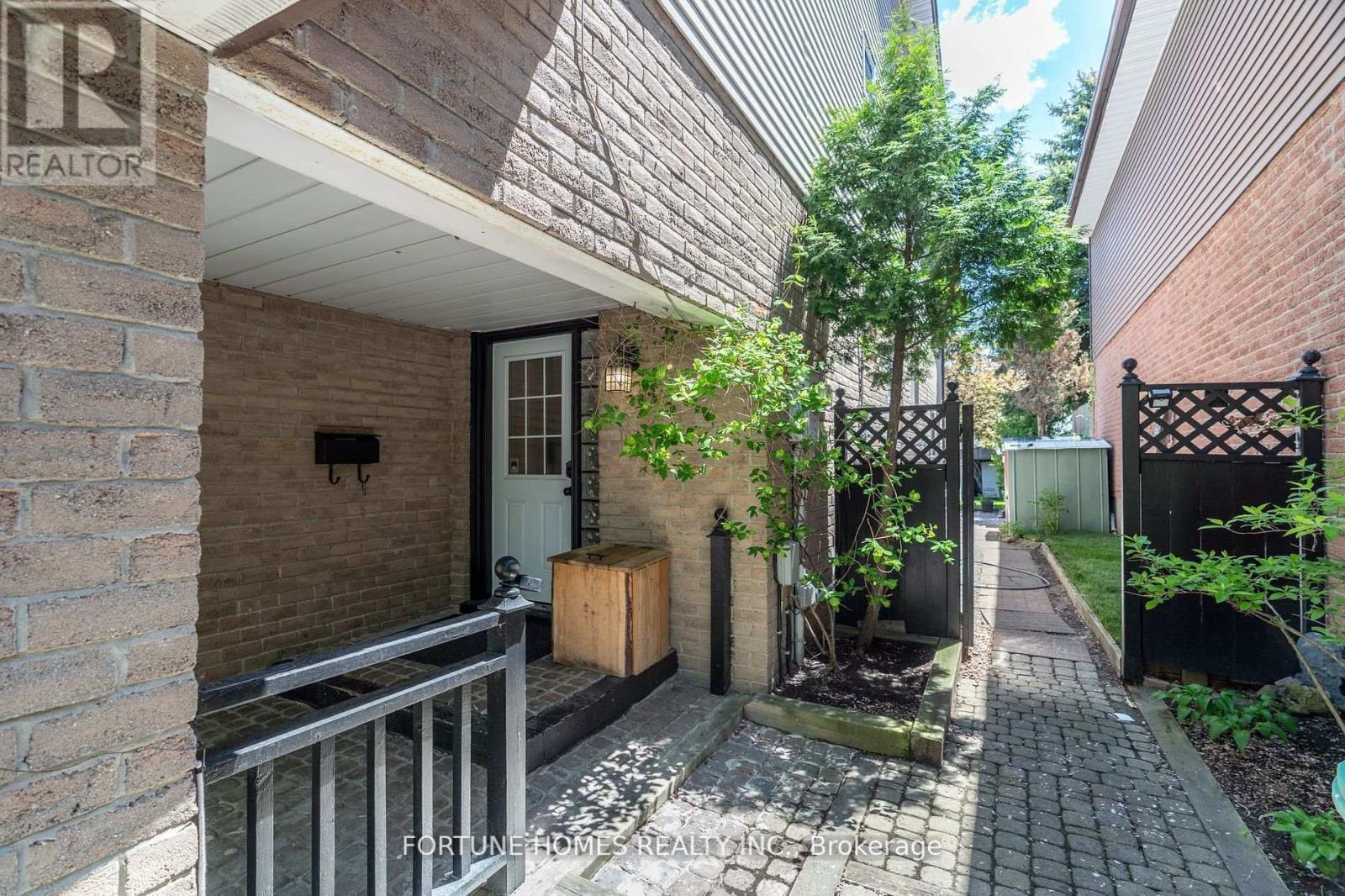 21 Garden Avenue, Brampton, Ontario  L6X 1M4 - Photo 5 - W12312849