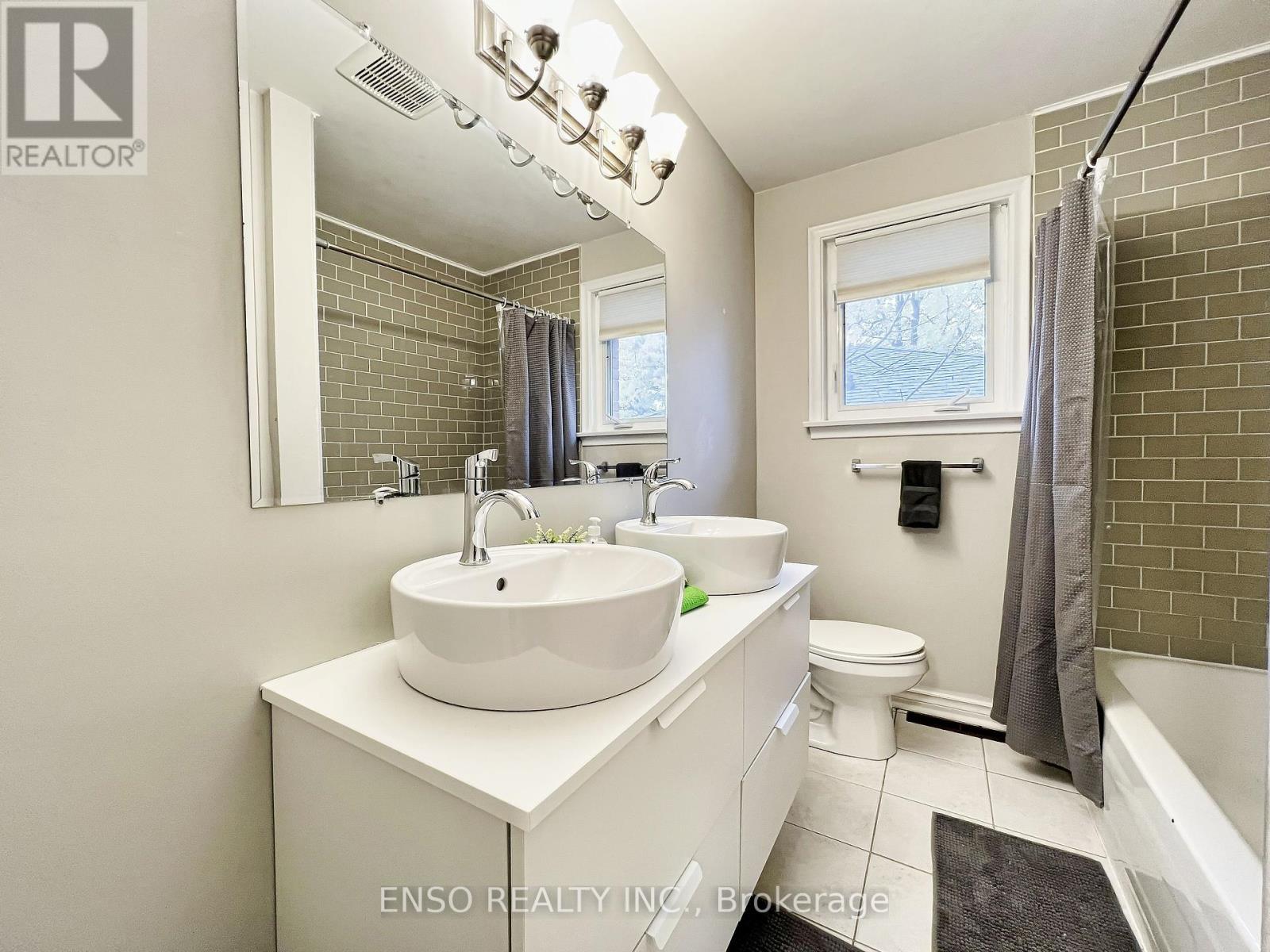 24 Gentry Crescent, Richmond Hill, Ontario  L4C 2G9 - Photo 18 - N12313393