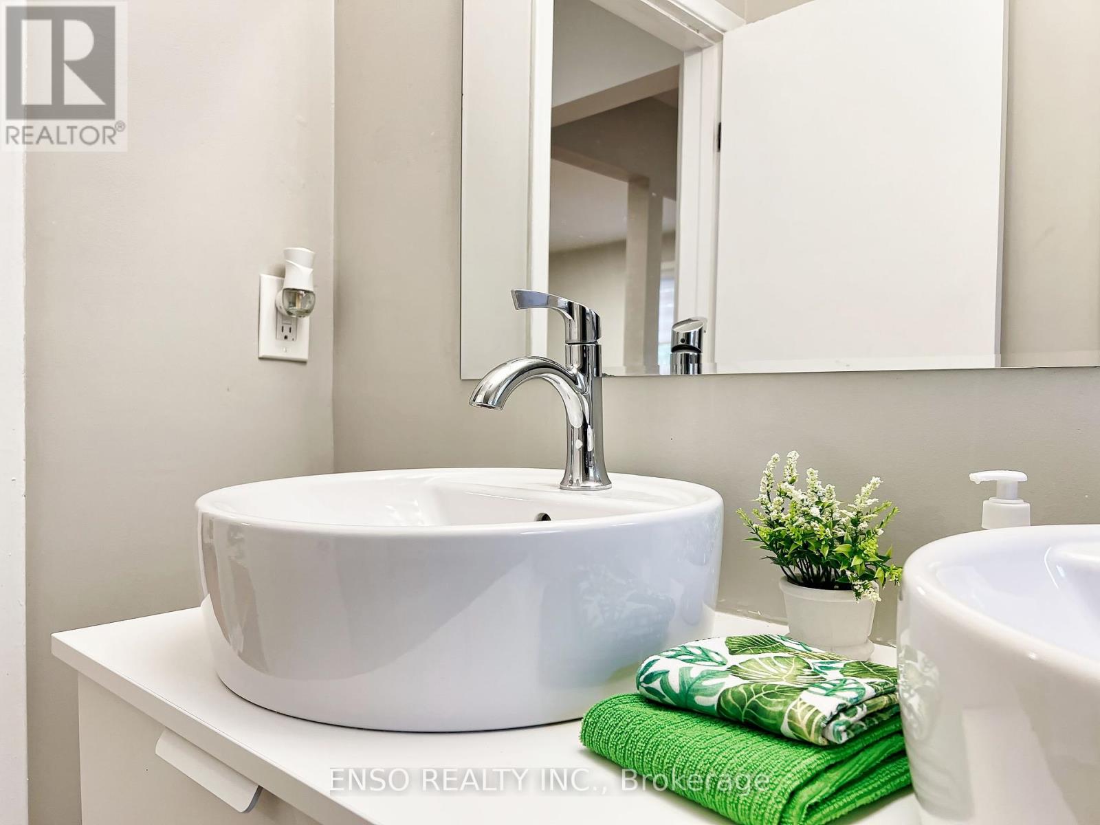 24 Gentry Crescent, Richmond Hill, Ontario  L4C 2G9 - Photo 19 - N12313393
