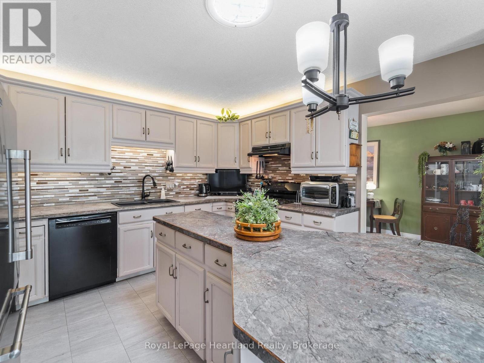 366 Suncoast Drive W, Goderich, Ontario  N7A 4B8 - Photo 12 - X12313524