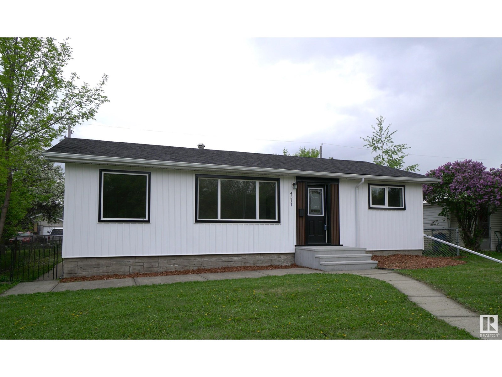 Property at 4311 106 AV NW image 3