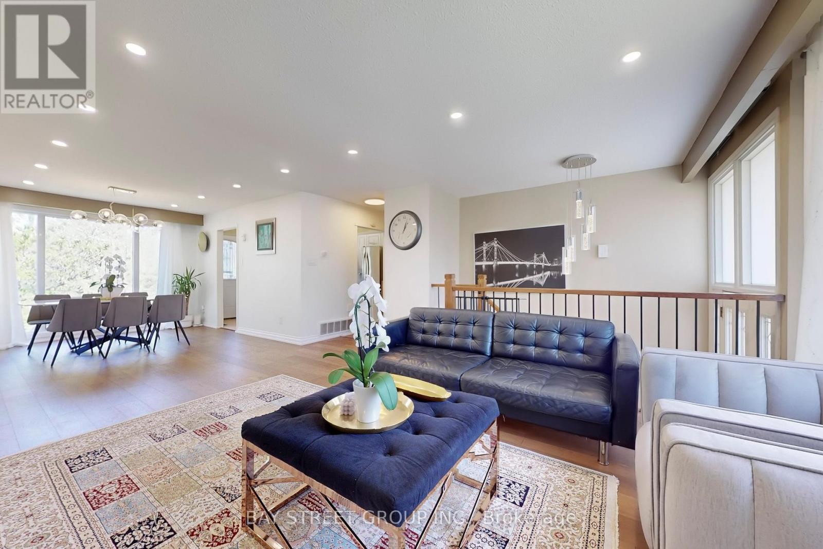 6119 Wabukayne Court, Mississauga, Ontario  L5N 2B1 - Photo 8 - W12313472