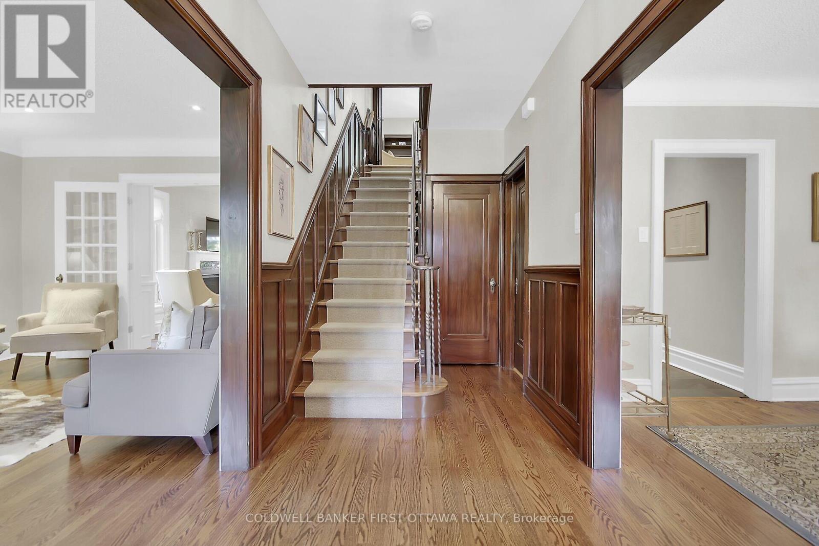 Property at 381 HURON AVENUE S image 3