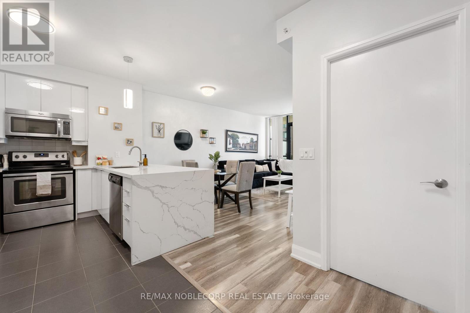 1007 - 2910 Highway 7 Road, Vaughan, Ontario  L4K 0H8 - Photo 4 - N12313604
