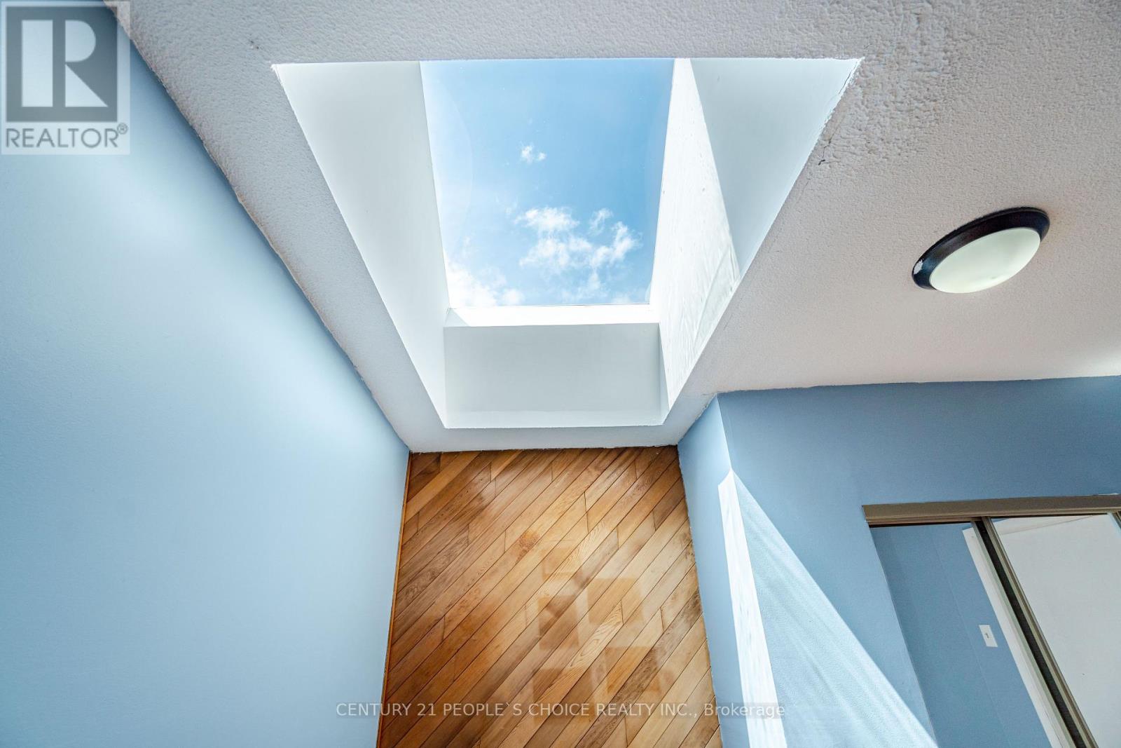 1022 Edgeleigh Avenue, Mississauga, Ontario  L5E 2G1 - Photo 10 - W12313547