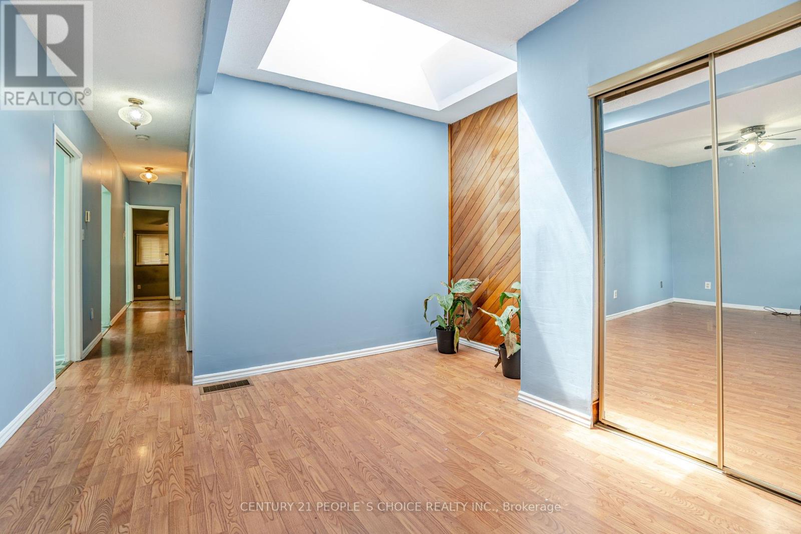 1022 Edgeleigh Avenue, Mississauga, Ontario  L5E 2G1 - Photo 12 - W12313547