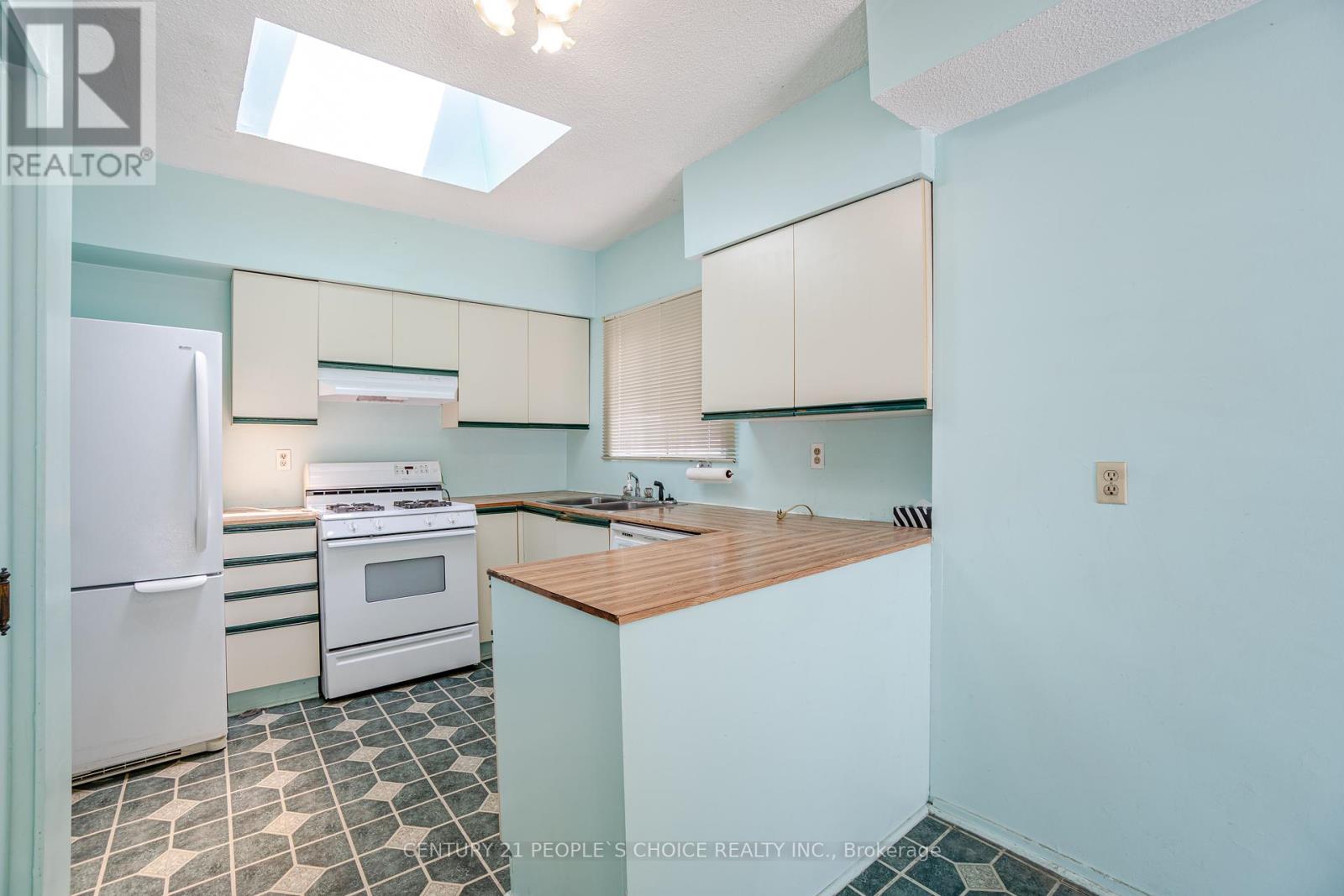 1022 Edgeleigh Avenue, Mississauga, Ontario  L5E 2G1 - Photo 13 - W12313547