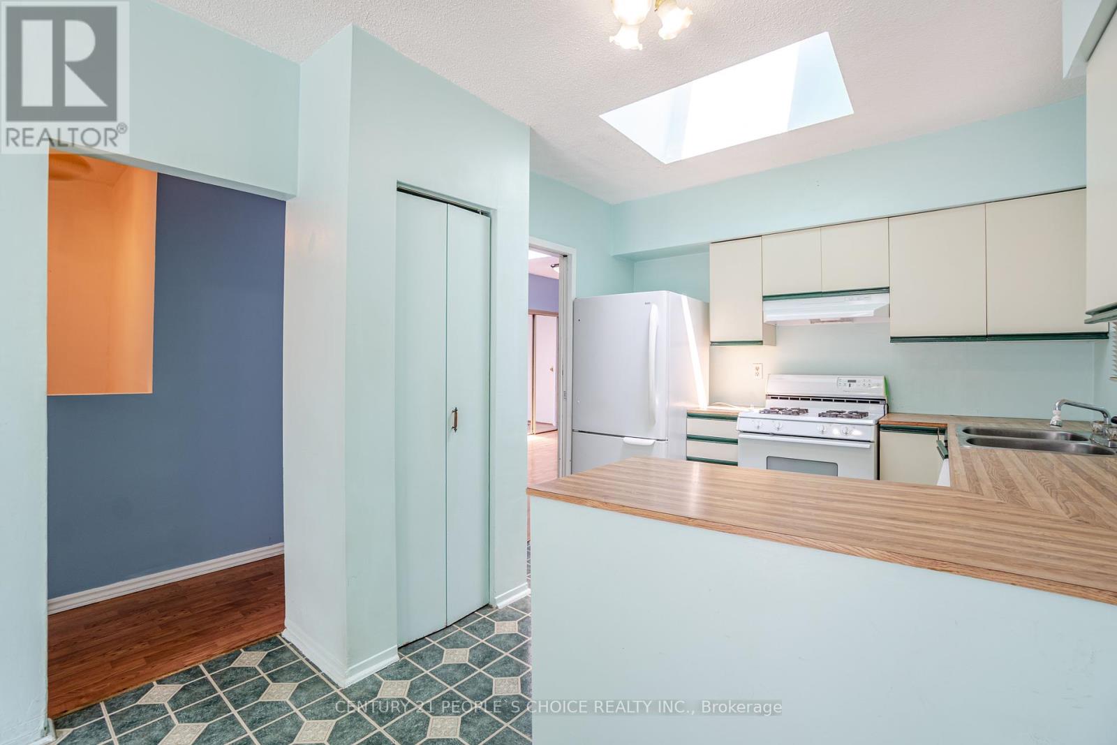 1022 Edgeleigh Avenue, Mississauga, Ontario  L5E 2G1 - Photo 14 - W12313547