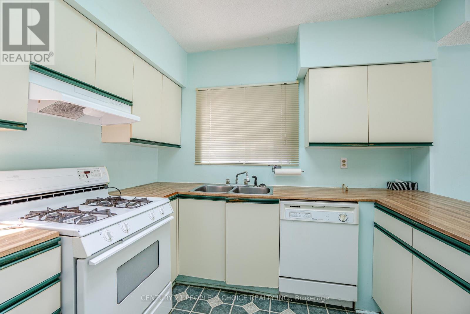 1022 Edgeleigh Avenue, Mississauga, Ontario  L5E 2G1 - Photo 15 - W12313547