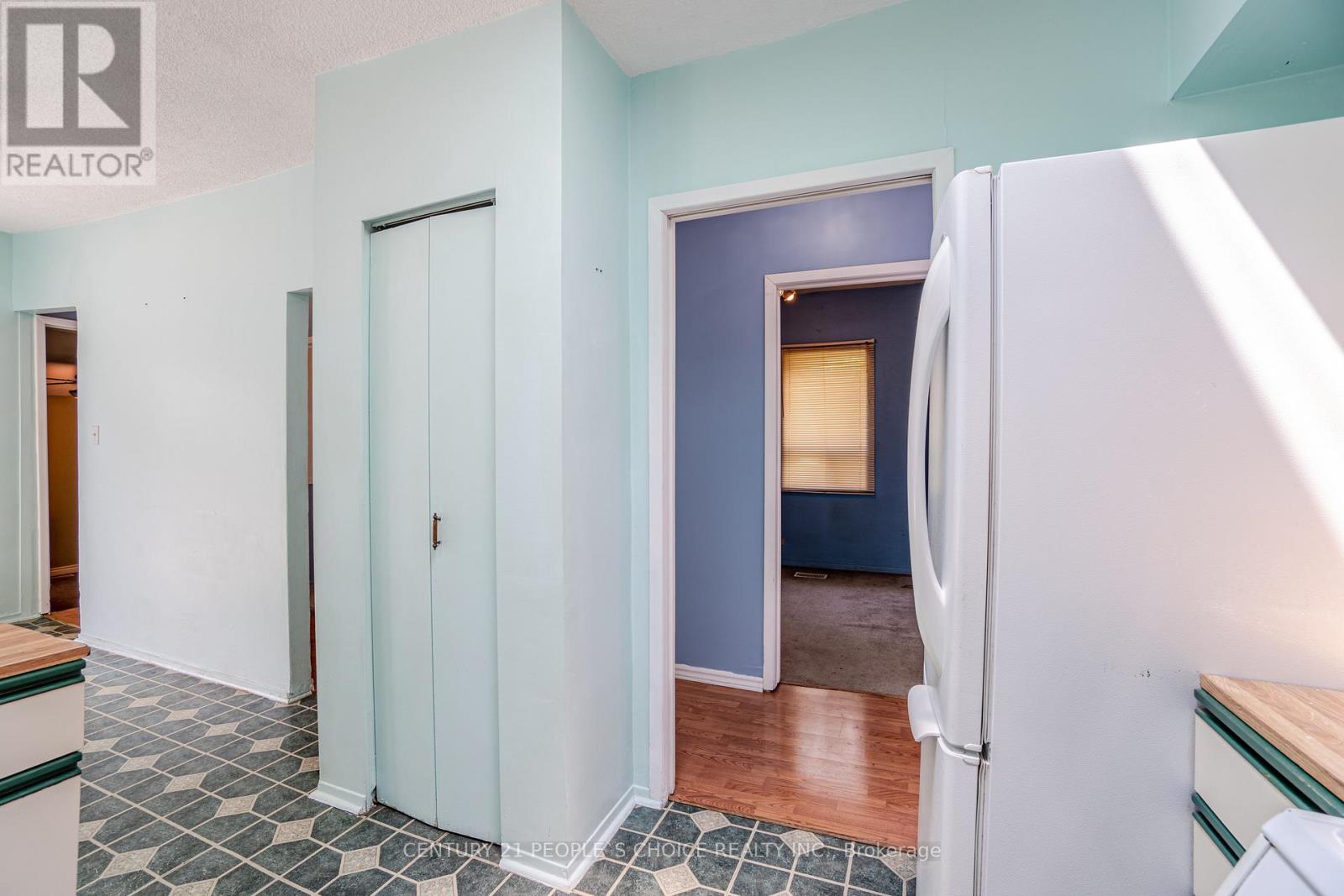 1022 Edgeleigh Avenue, Mississauga, Ontario  L5E 2G1 - Photo 16 - W12313547