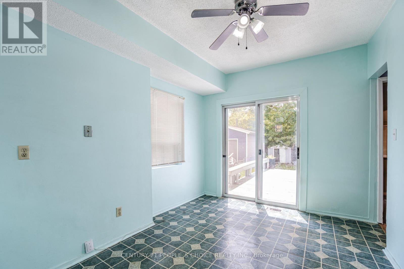 1022 Edgeleigh Avenue, Mississauga, Ontario  L5E 2G1 - Photo 17 - W12313547