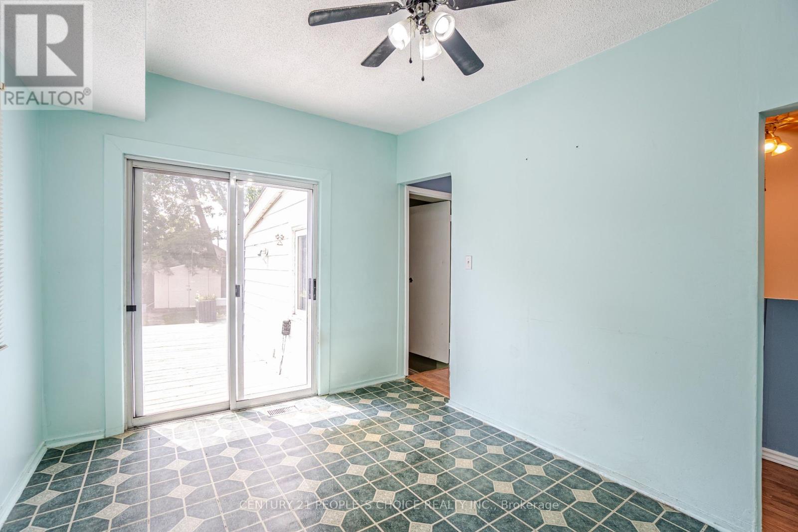 1022 Edgeleigh Avenue, Mississauga, Ontario  L5E 2G1 - Photo 18 - W12313547