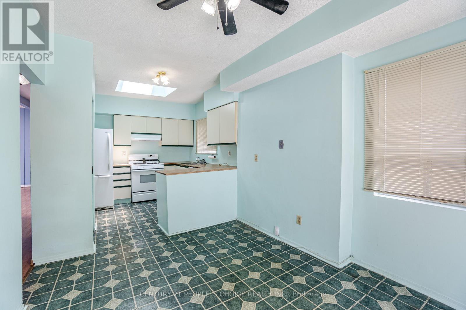 1022 Edgeleigh Avenue, Mississauga, Ontario  L5E 2G1 - Photo 19 - W12313547