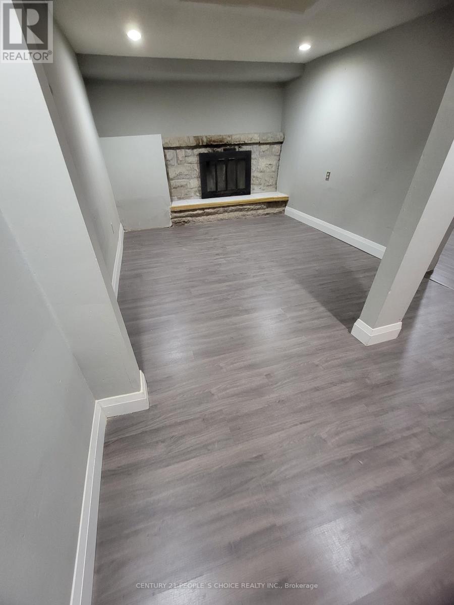 1022 Edgeleigh Avenue, Mississauga, Ontario  L5E 2G1 - Photo 32 - W12313547