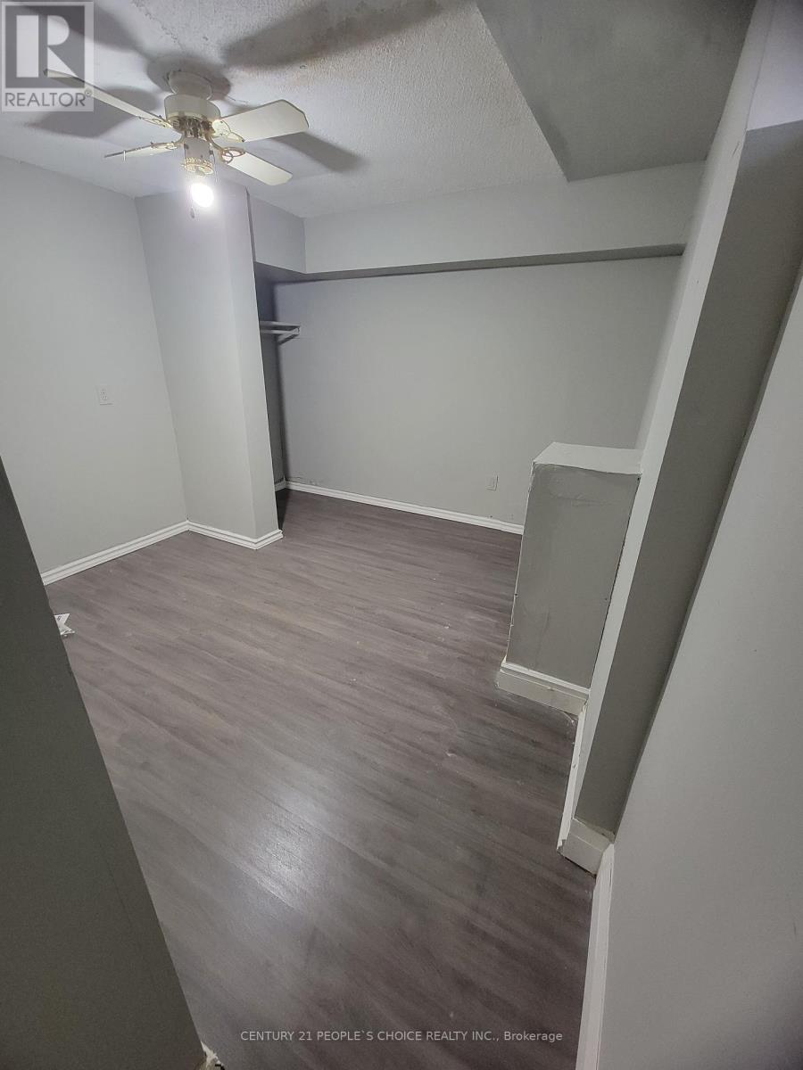 1022 Edgeleigh Avenue, Mississauga, Ontario  L5E 2G1 - Photo 33 - W12313547