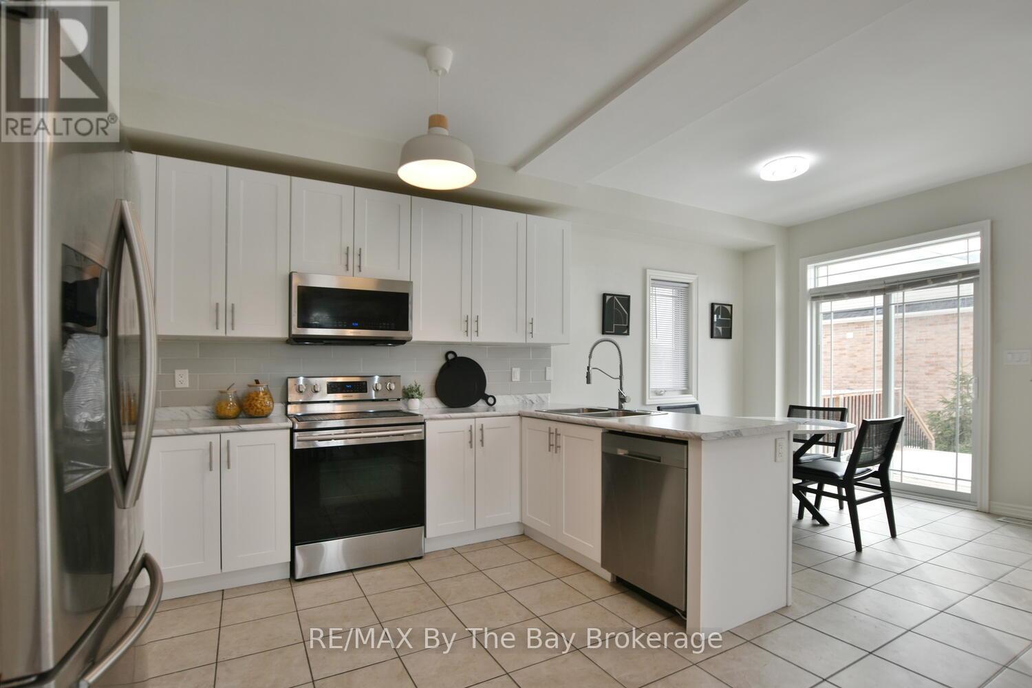 52 Pearl Street, Wasaga Beach, Ontario  L9Z 0G8 - Photo 15 - S12313704