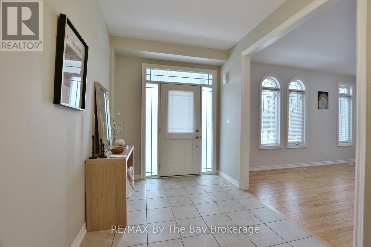 52 Pearl Street, Wasaga Beach, Ontario  L9Z 0G8 - Photo 3 - S12313704