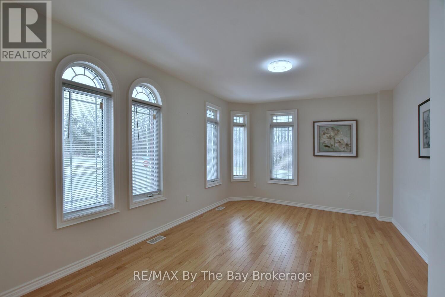 52 Pearl Street, Wasaga Beach, Ontario  L9Z 0G8 - Photo 5 - S12313704
