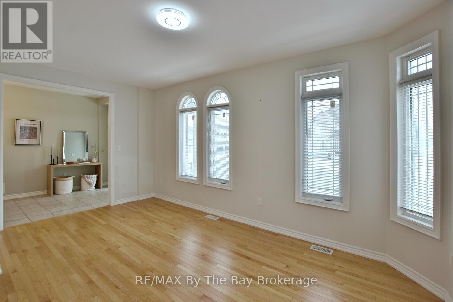 52 Pearl Street, Wasaga Beach, Ontario  L9Z 0G8 - Photo 6 - S12313704