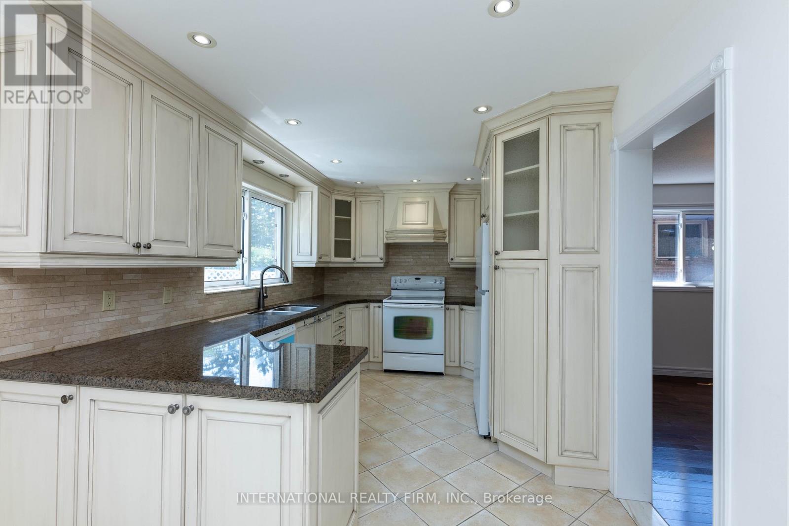 17 Southview Drive, Vaughan, Ontario  L4K 2K8 - Photo 16 - N12313895