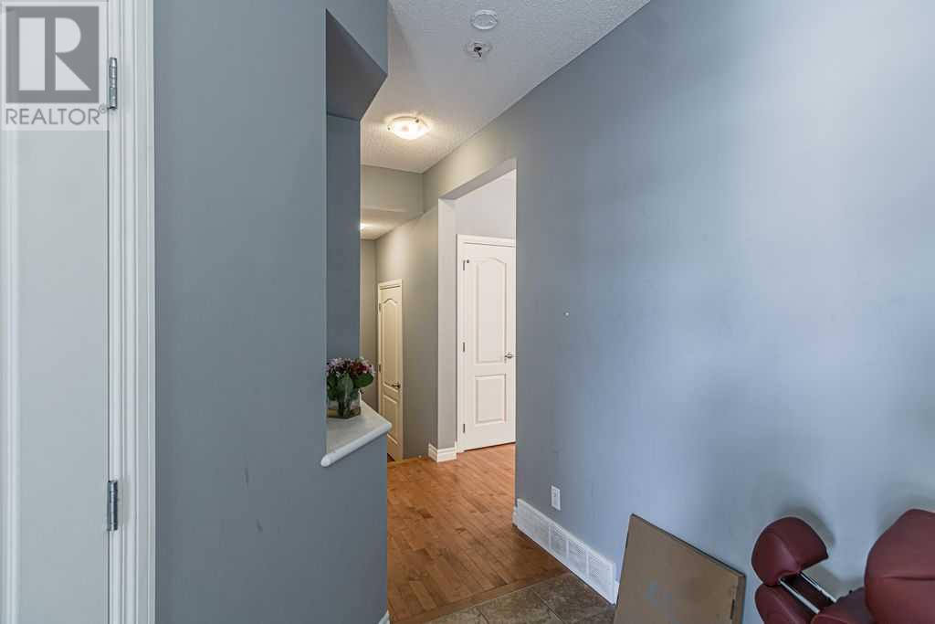 402 Hillcrest Circle Sw, Airdrie, Alberta  T4B 4B3 - Photo 3 - A2237777
