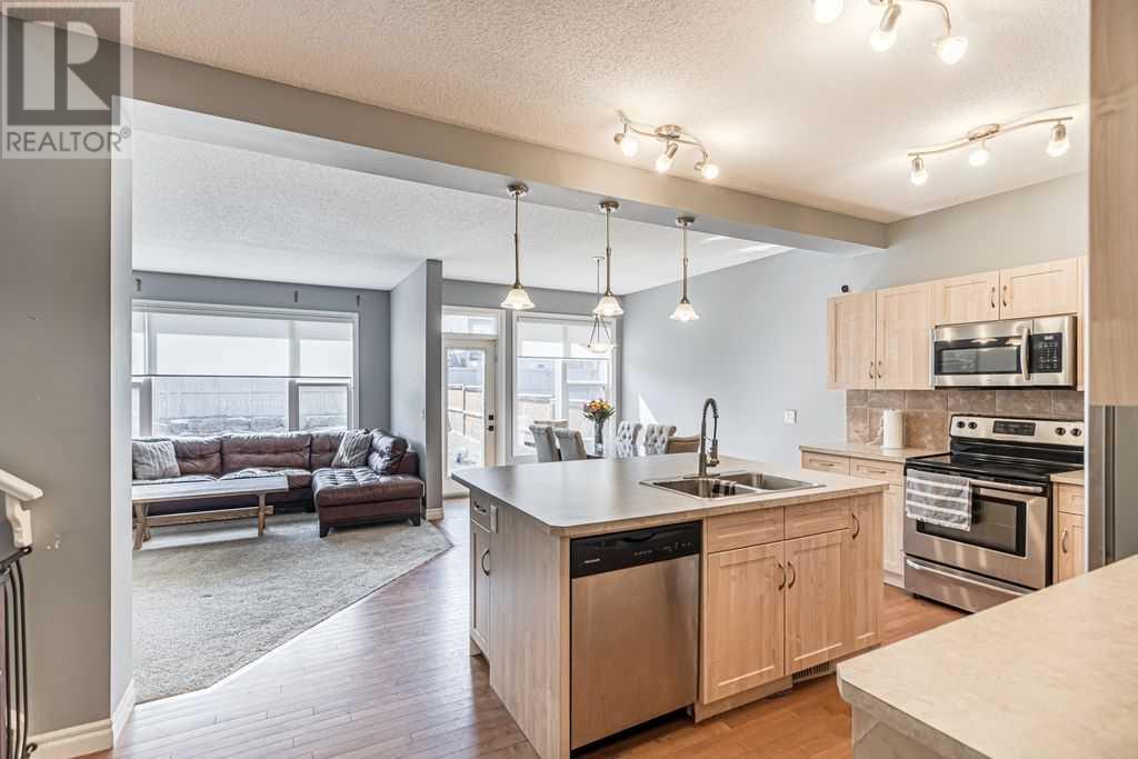 402 Hillcrest Circle Sw, Airdrie, Alberta  T4B 4B3 - Photo 4 - A2237777