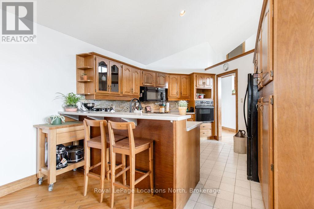 38 Old Carriage Road, East Garafraxa, Ontario  L9W 6B2 - Photo 12 - X12313930