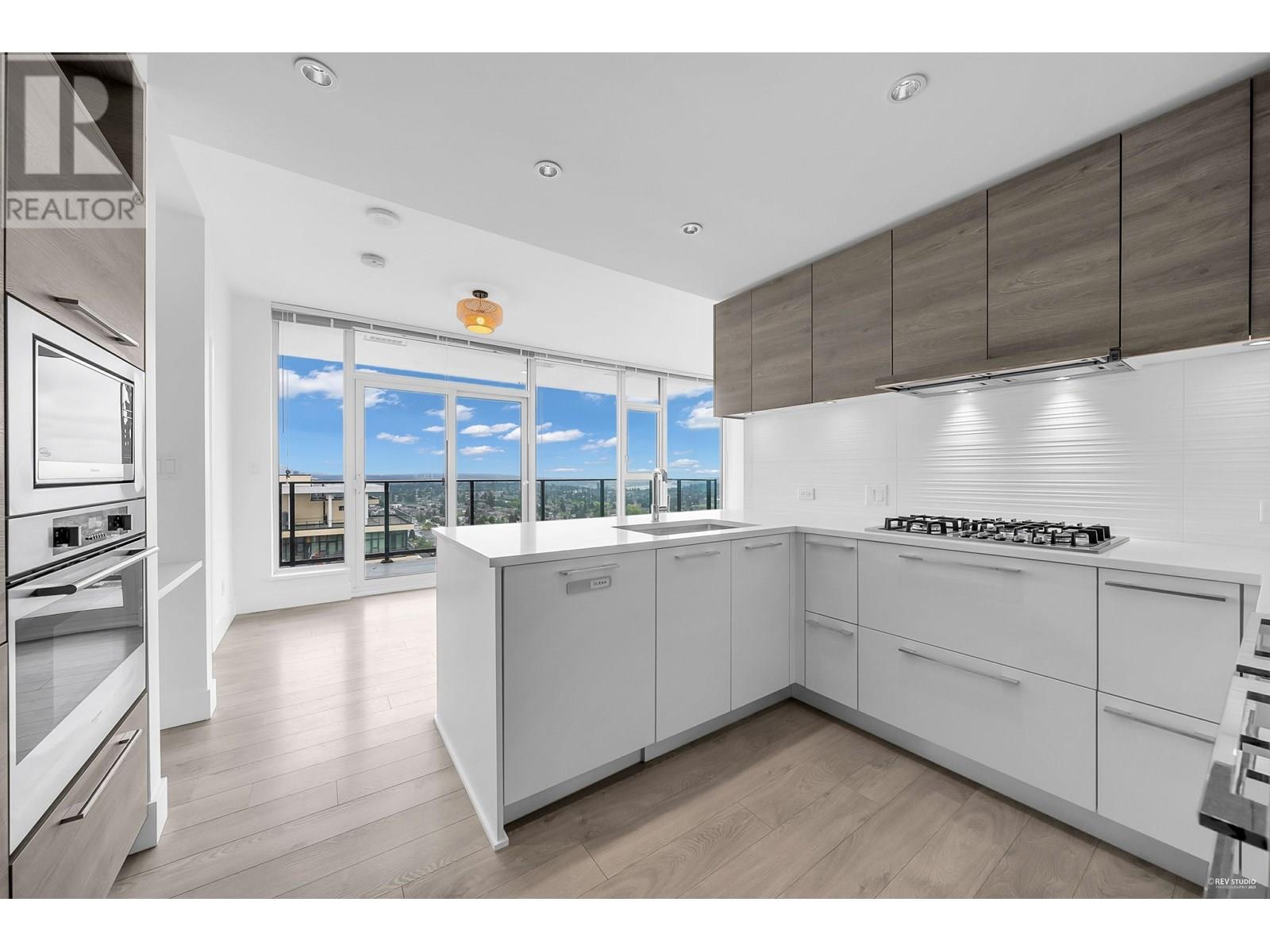 3205 7358 EDMONDS STREET, Burnaby, British Columbia