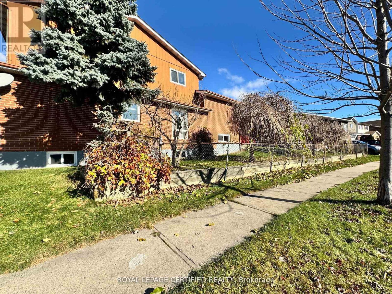 Property at 41 WINTERFOLD DRIVE image 4