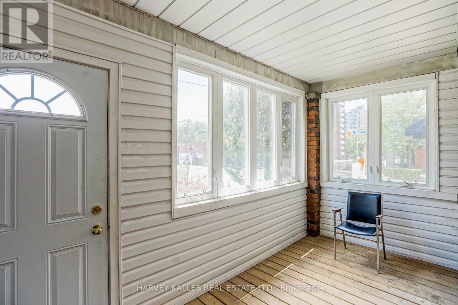 Upper - 518 Eglinton Avenue E, Toronto, Ontario  M4P 1N6 - Photo 4 - C12313939