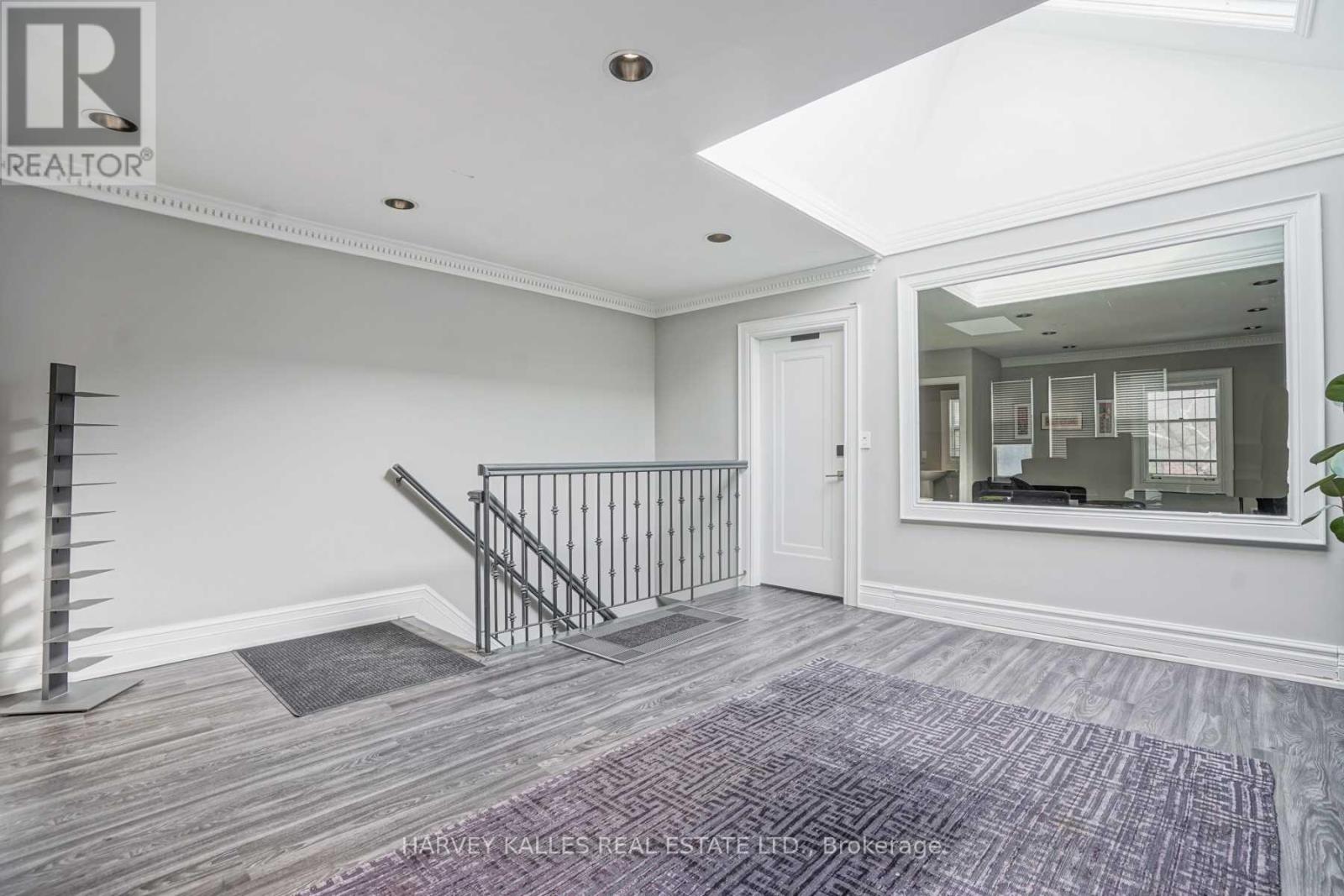 Upper - 518 Eglinton Avenue E, Toronto, Ontario  M4P 1N6 - Photo 8 - C12313939