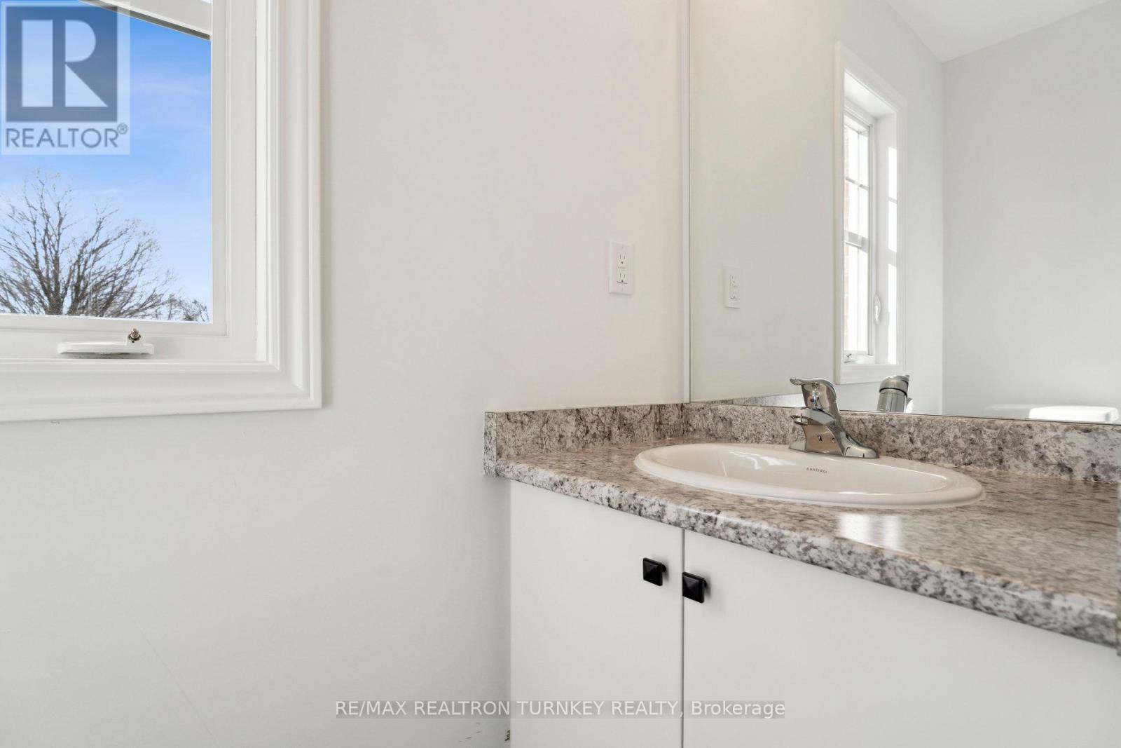15 Ravenscraig Place, Innisfil (Cookstown), Ontario  L0L 1L0 - Photo 3 - N12313943