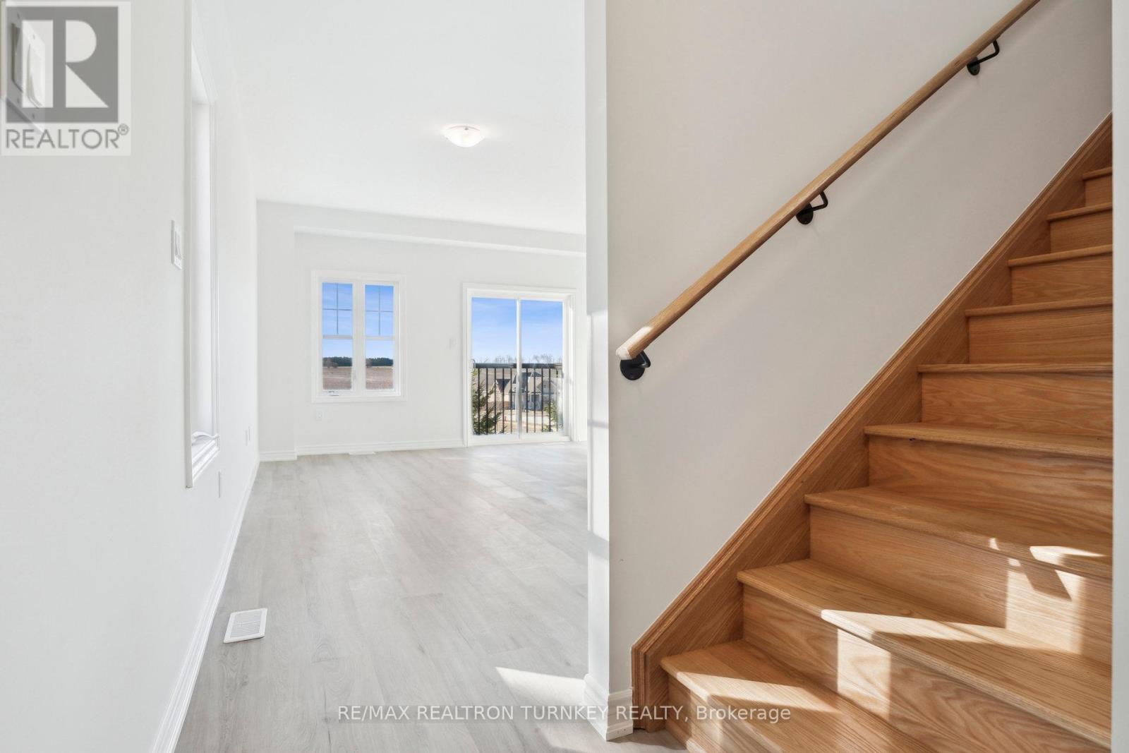 15 Ravenscraig Place, Innisfil (Cookstown), Ontario  L0L 1L0 - Photo 8 - N12313943