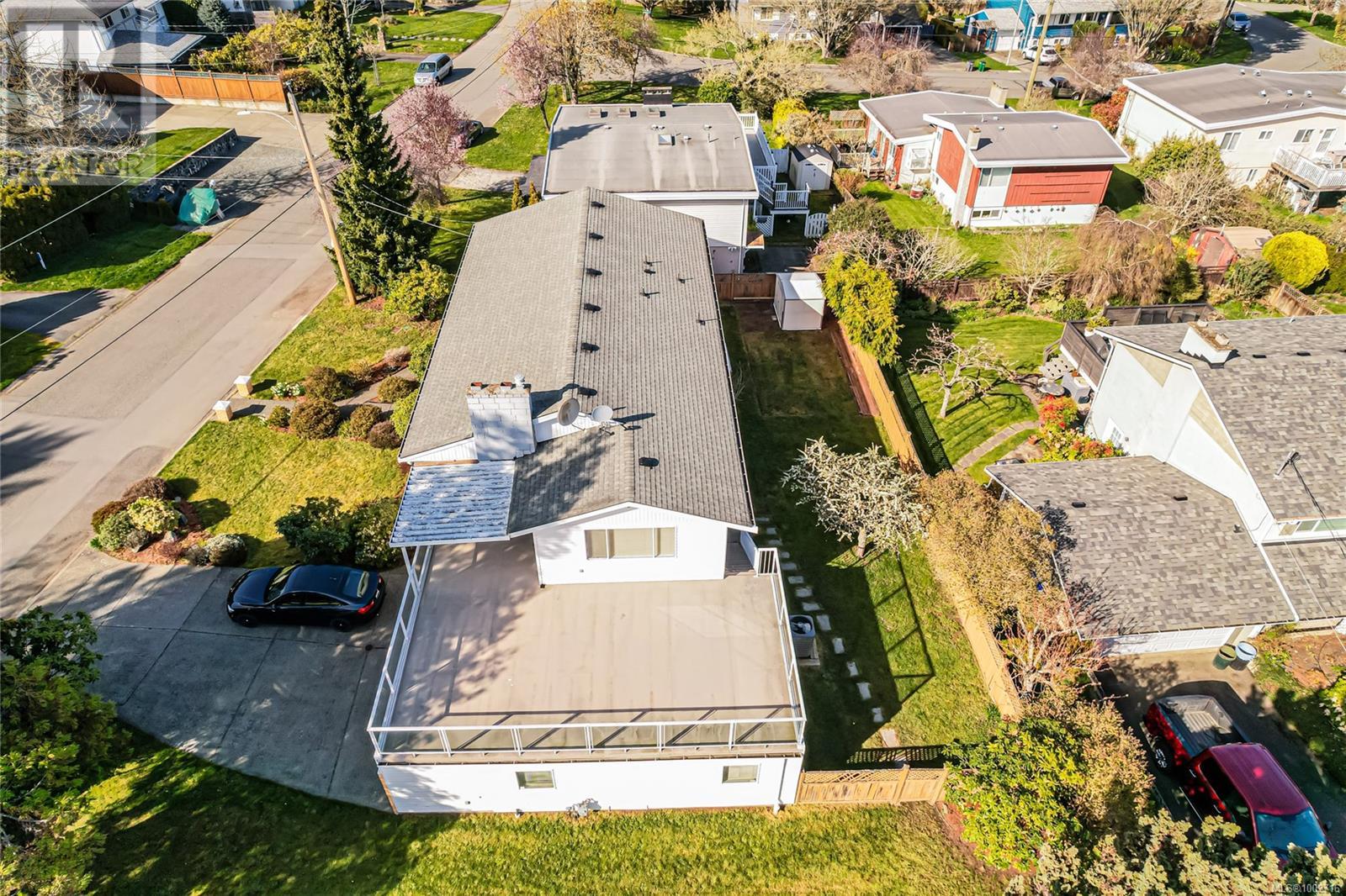Property at 4251 Parkside Cres image 5