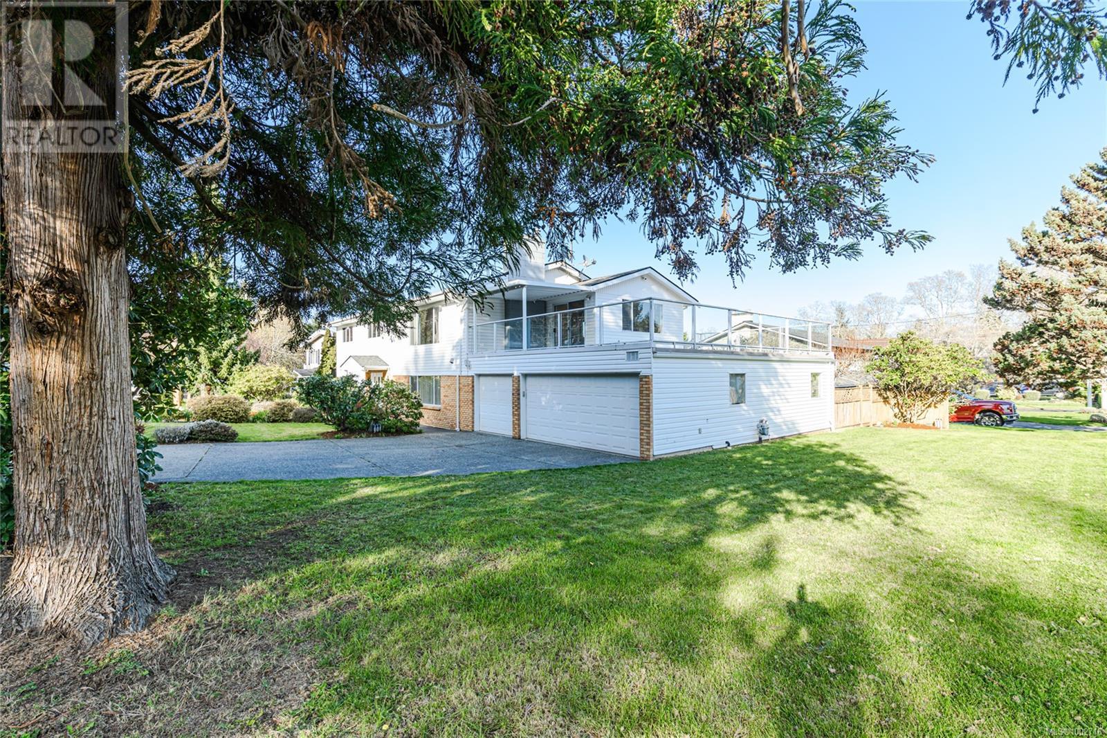 Property at 4251 Parkside Cres image 1
