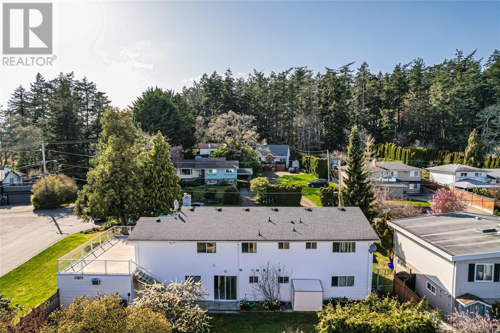 Property at 4251 Parkside Cres image 4