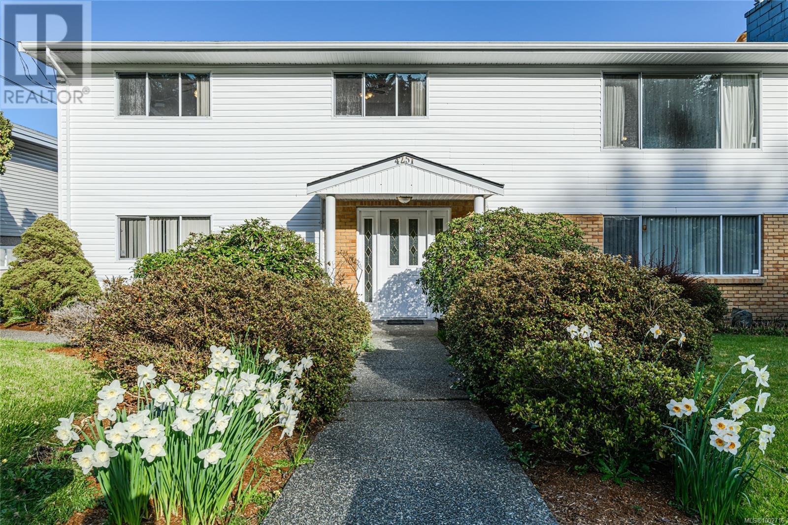 Property at 4251 Parkside Cres image 2