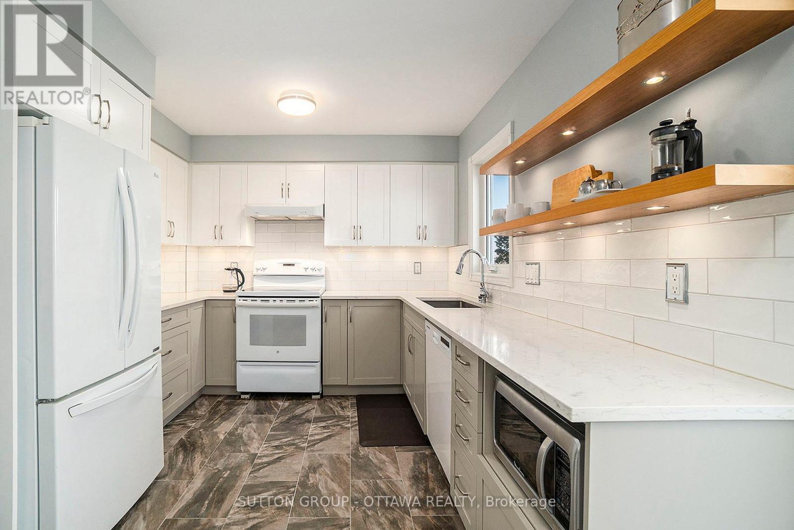 Property at 13 DRAYTON PRIVATE image 4