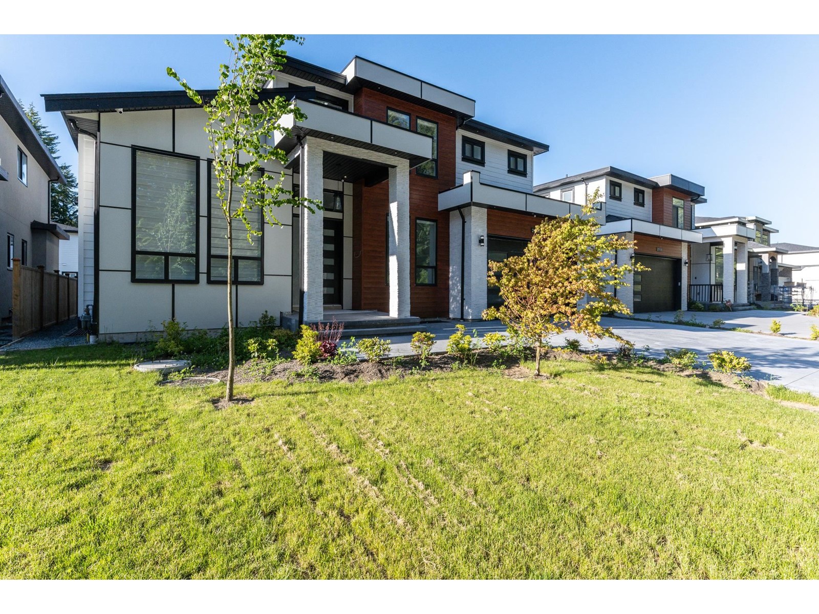Property at 20133 27 AVENUE image 3
