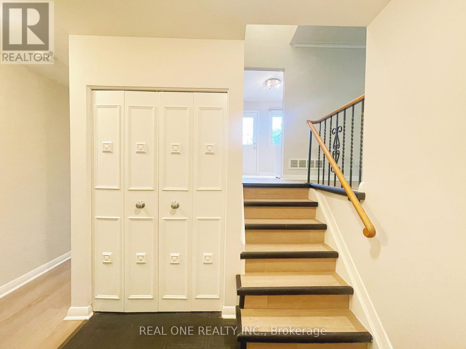 48 Lionel Heights Crescent, Toronto, Ontario  M3A 1M1 - Photo 3 - C12314138