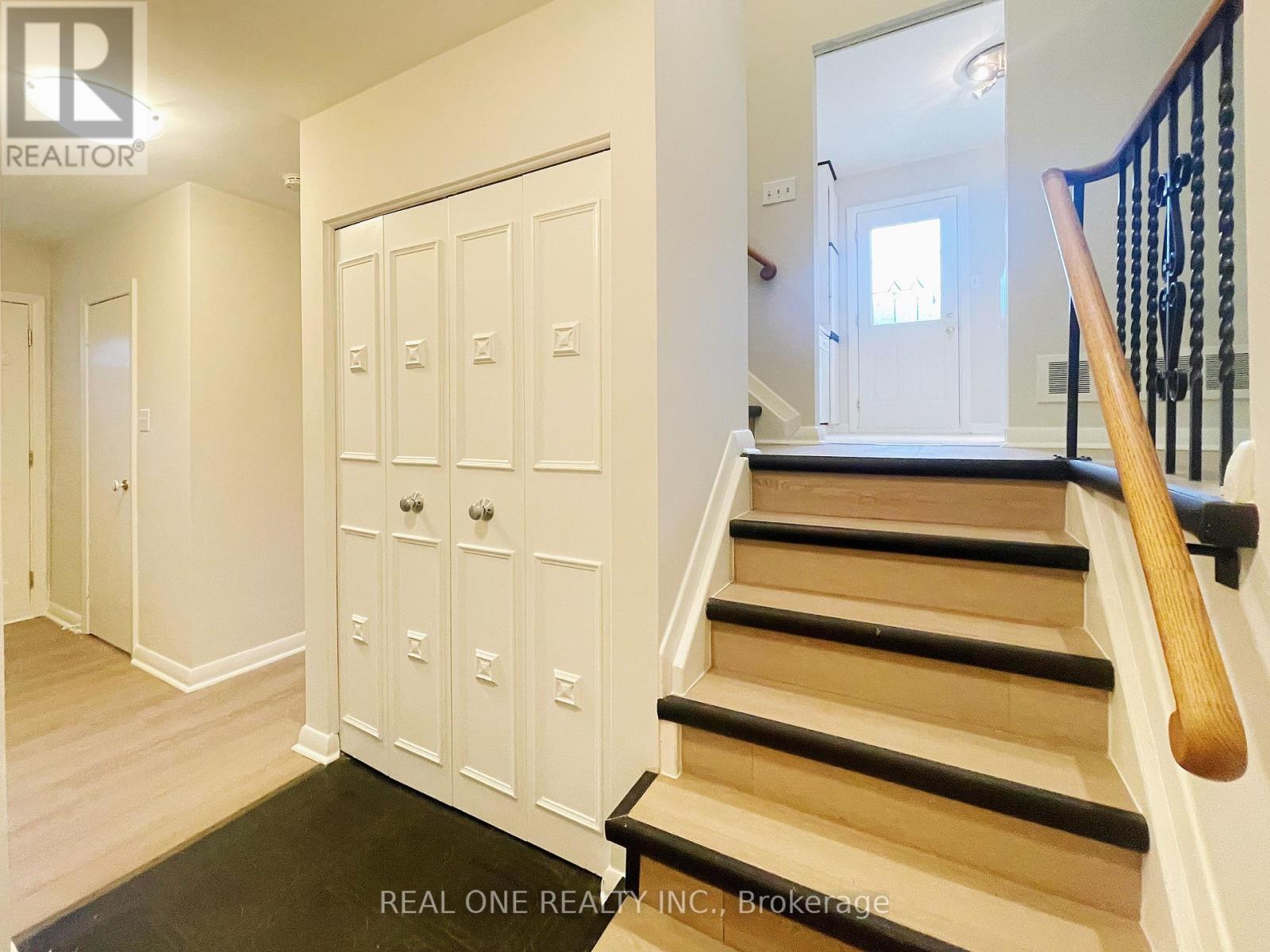 48 Lionel Heights Crescent, Toronto, Ontario  M3A 1M1 - Photo 4 - C12314138