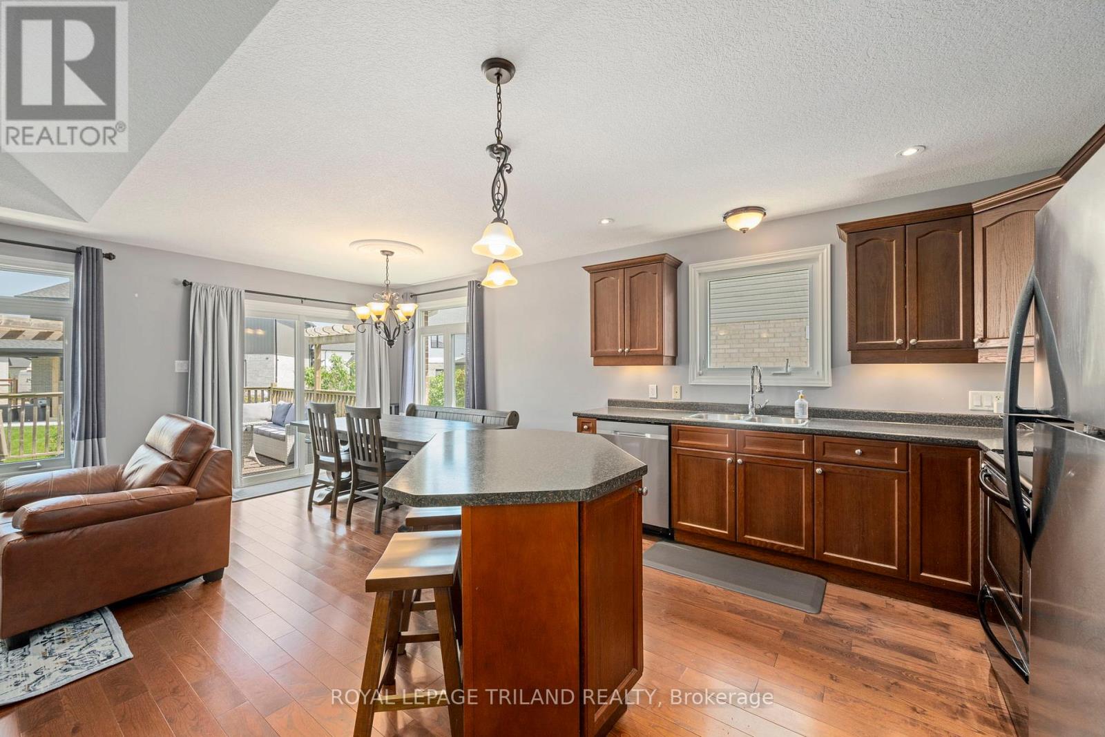 131 Deborah Drive, Strathroy-Caradoc, Ontario  N7G 4E2 - Photo 5 - X12314171