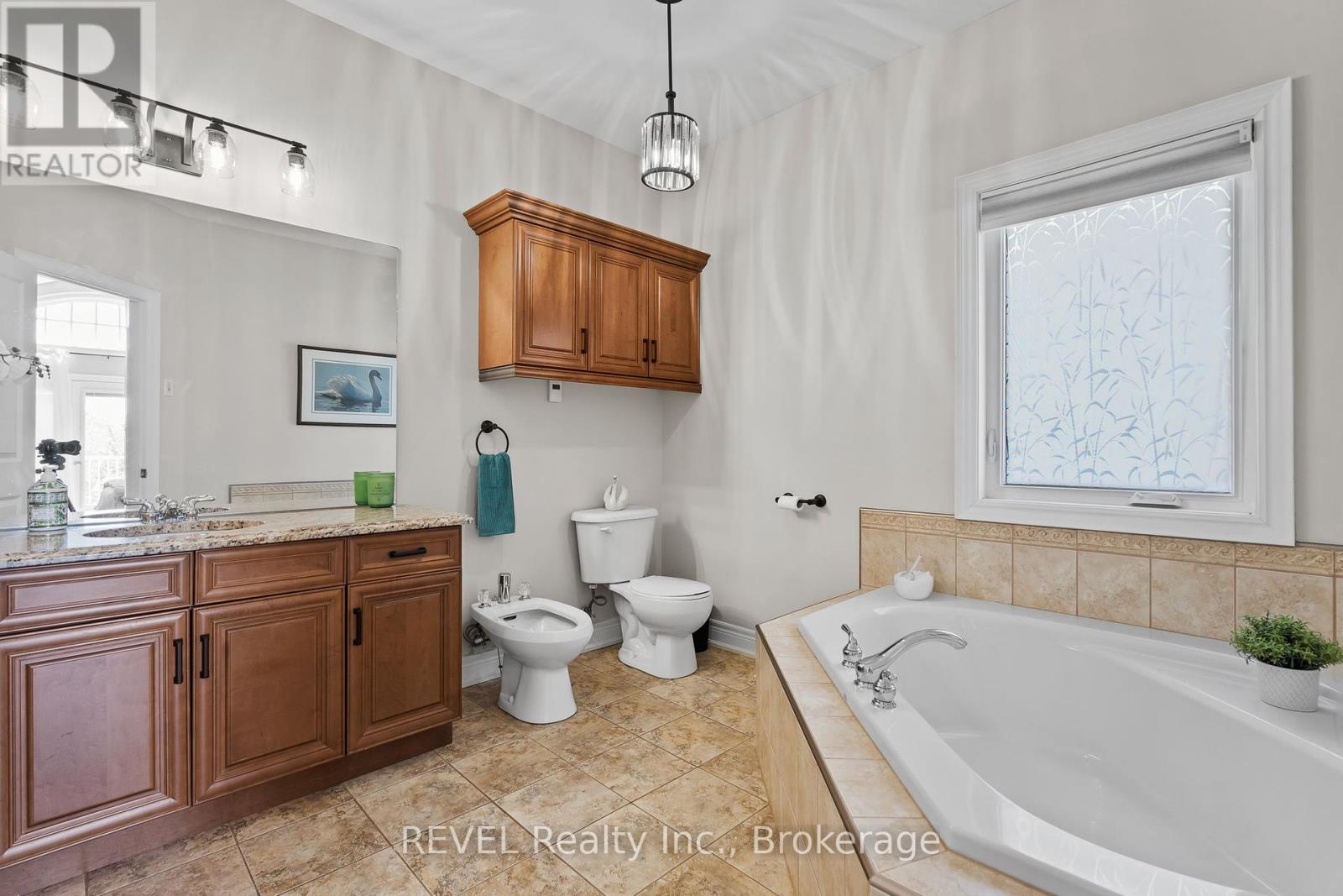 116 Sunrise Court, Fort Erie, Ontario  L0S 1N0 - Photo 20 - X12158262