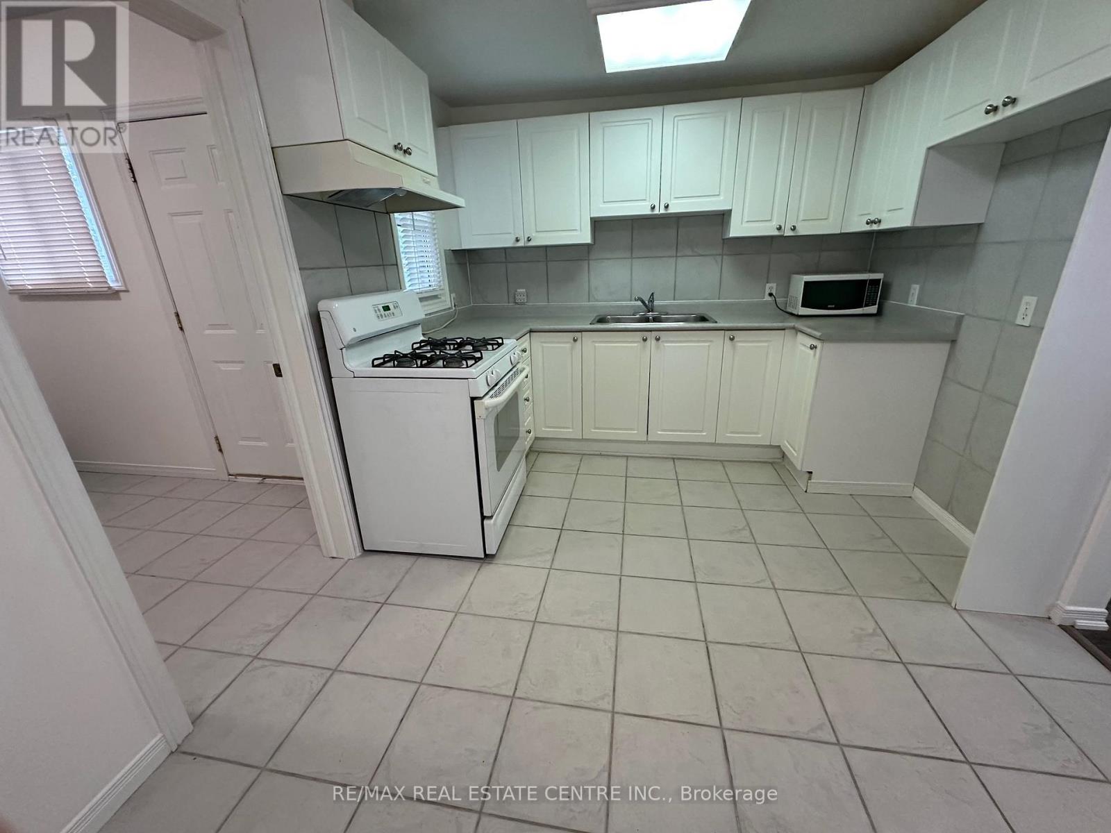 15 East 33rd Street, Hamilton, Ontario  L8V 3S9 - Photo 5 - X12314168