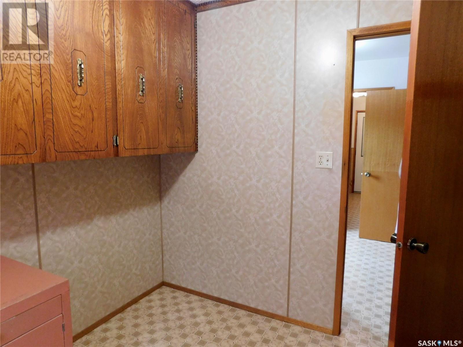 217 5th Avenue E, Assiniboia, Saskatchewan  S0H 0B0 - Photo 6 - SK014076