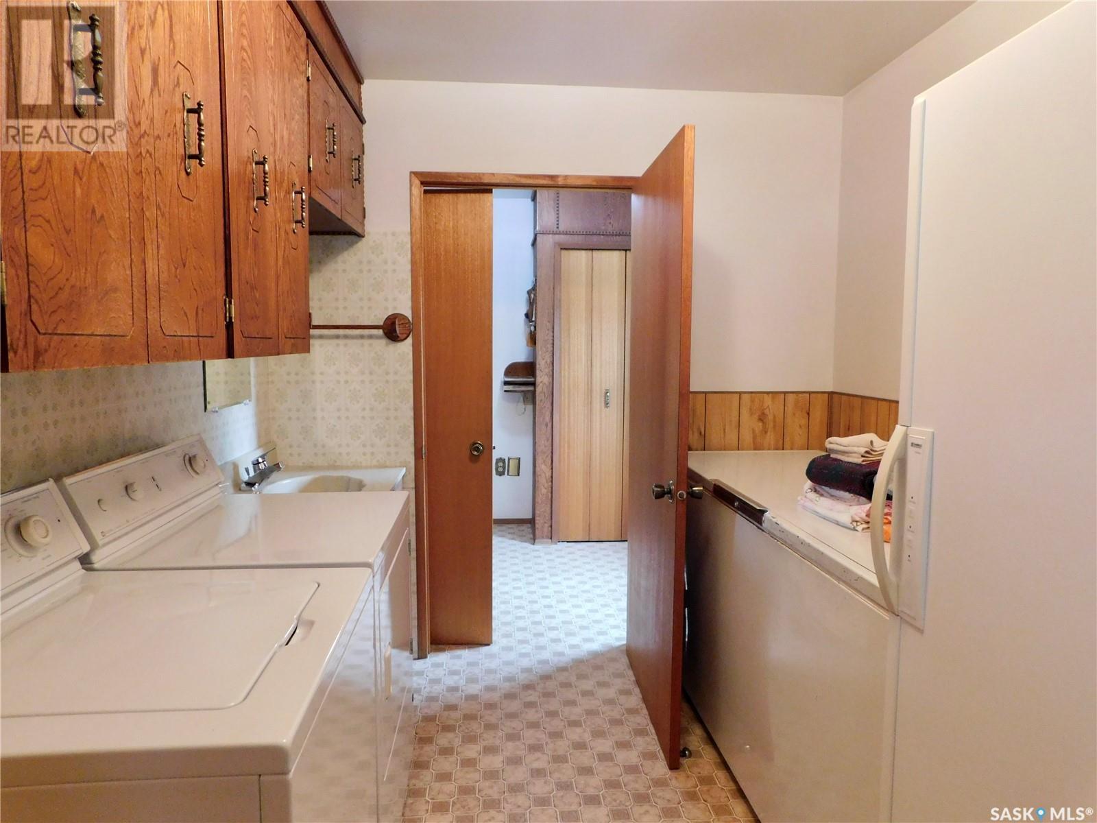 217 5th Avenue E, Assiniboia, Saskatchewan  S0H 0B0 - Photo 3 - SK014076