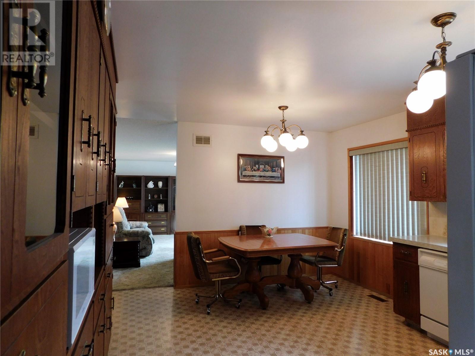 217 5th Avenue E, Assiniboia, Saskatchewan  S0H 0B0 - Photo 9 - SK014076